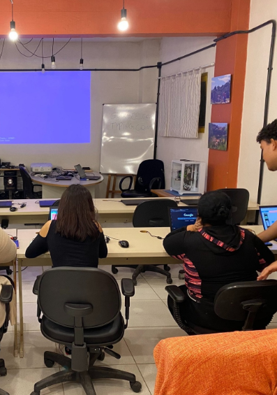 Turma do Projeto Janelas Abertas em aula de informática