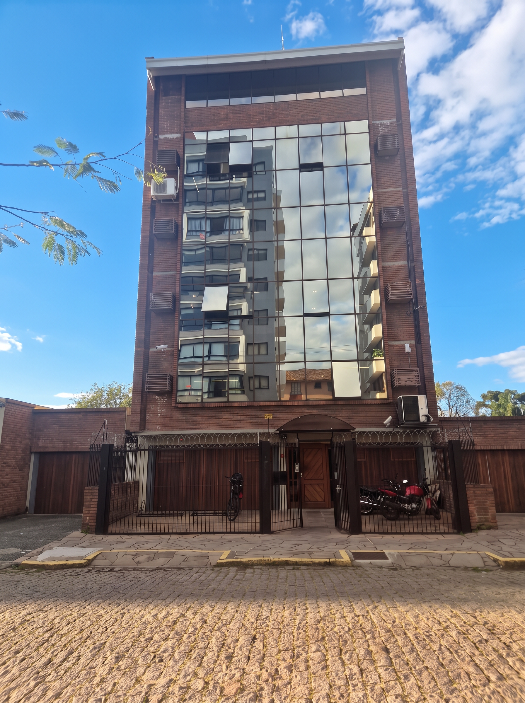 Fachada da sede da Compuletra em Porto Alegre